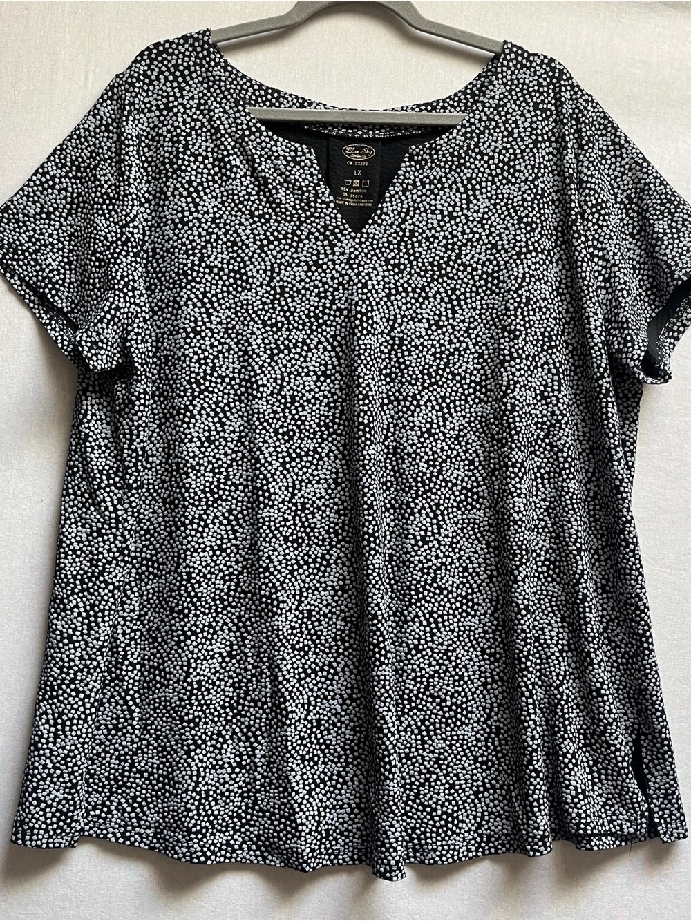 Blue Sky Knit V-Neck Short Sleeve White Speckled Print Top 1X